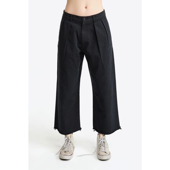 Pantalon chino à pinces Denimist en toile de coton noir porté de face.
