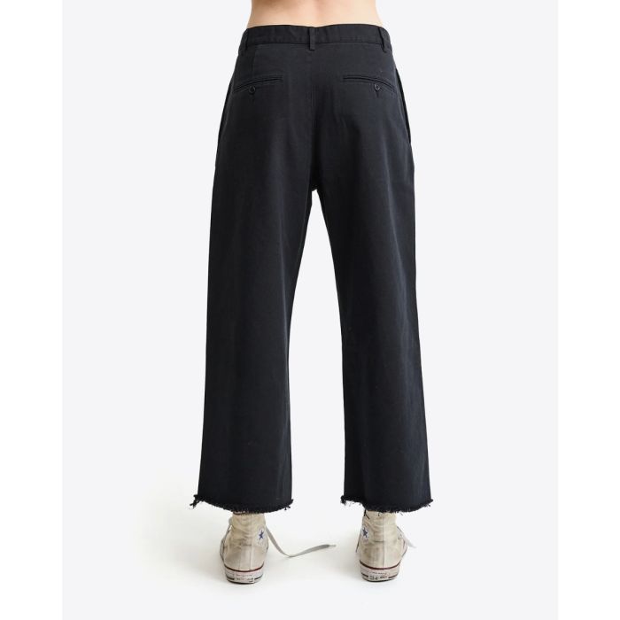 Pantalon chino à pinces Denimist en toile de coton noir porté de dos. 
