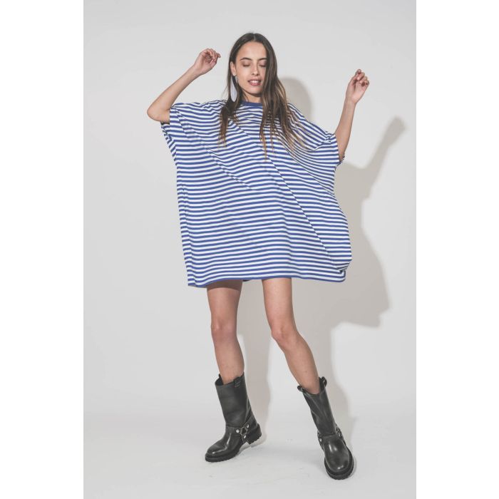 Robe manches courtes oversized en jersey de coton rayée bleu et blanche mini poche poitrine Denimist. Portée avec des bottes de biker en cuir noir Kurt Golden Goose.  