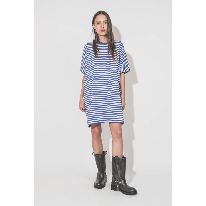 Robe manches courtes oversized en jersey de coton rayée bleu et blanche mini poche poitrine Denimist. Portée de face avec des bottes de biker en cuir noir Kurt Golden Goose.  