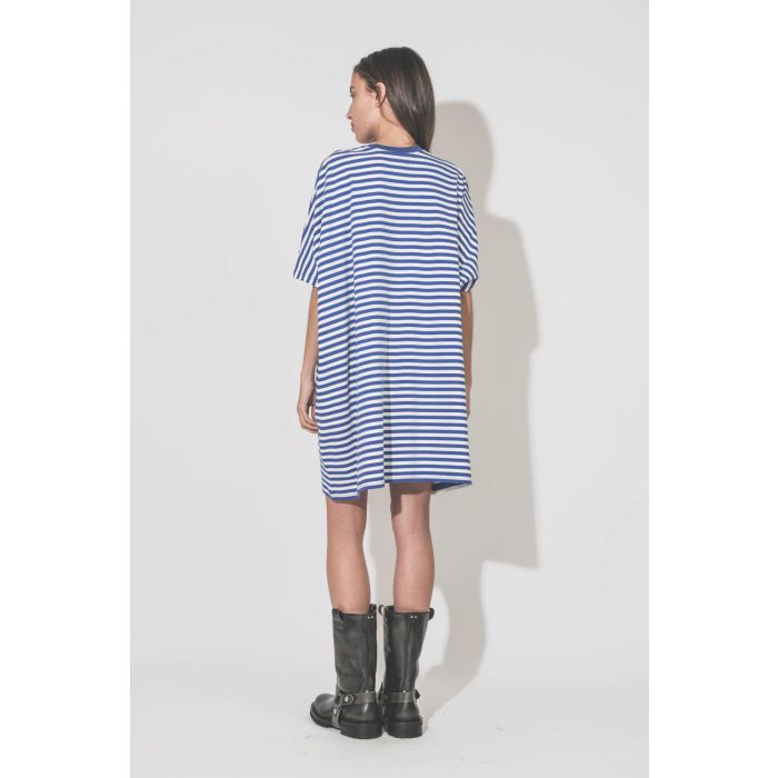 Robe manches courtes oversized en jersey de coton rayée bleu et blanche mini poche poitrine Denimist. Porté de dos avec des bottes de biker en cuir noir Kurt Golden Goose.  