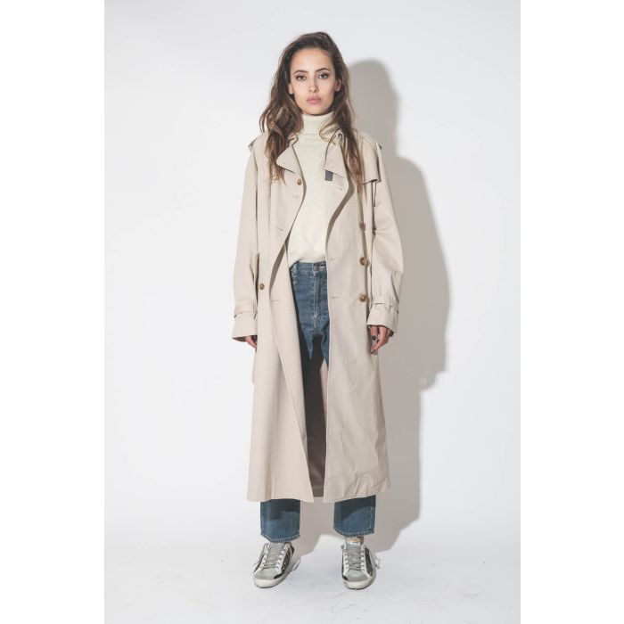 Trench oversize en coton beige clair Denimist. Porté ouvert de face.