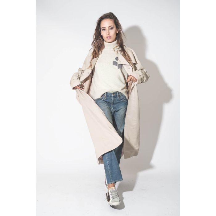 Trench oversize en coton beige clair Denimist. Porté avec un col roulé gris clair.