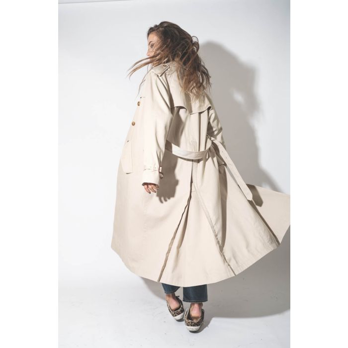 Trench oversize en coton beige clair Denimist. Porté de dos.