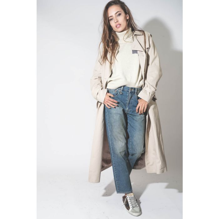 Trench oversize en coton beige clair Denimist. Porté avec un jean Boyfriend bleu.