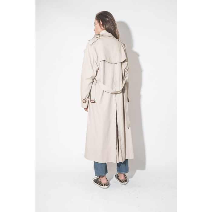 Trench oversize en coton beige clair Denimist. Porté de profil dos. 