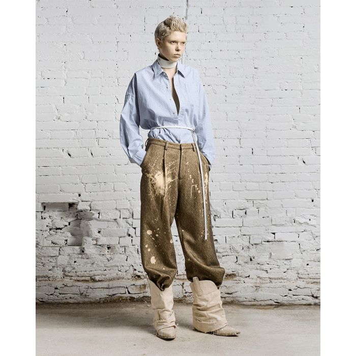 Chemise manches longues oversized rayures bleu ciel et blanches R13. Porté avec une ceinture à la taille. 
