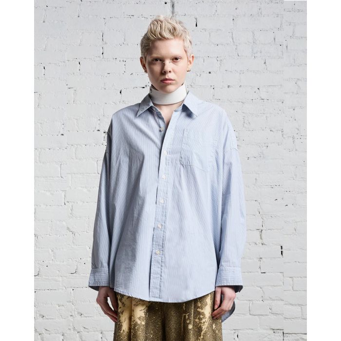 Chemise manches longues oversized rayures bleu ciel et blanches R13. Porté face. 