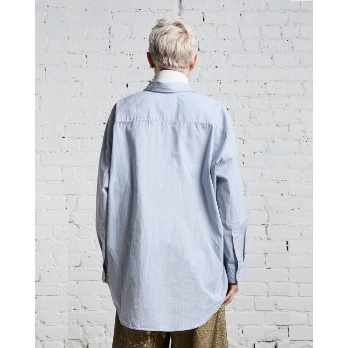 Chemise manches longues oversized rayures bleu ciel et blanches R13. Porté dos.