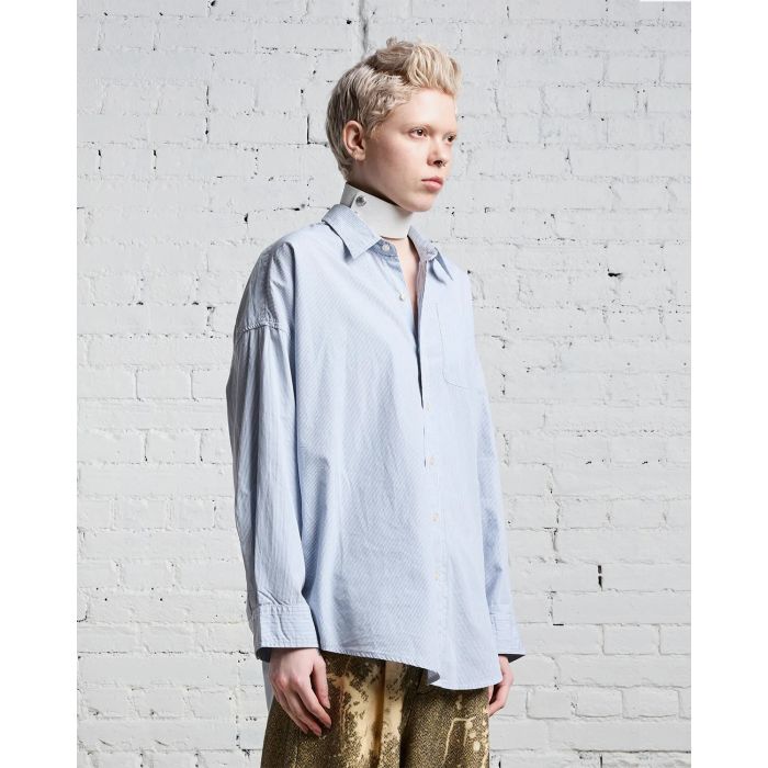 Chemise manches longues oversized rayures bleu ciel et blanches R13. Porté profil. 