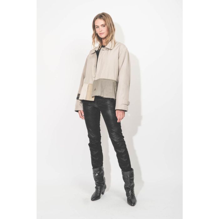 Manteau beige en tissus upcyclés, modèle court signé Yekaterina Ivankova porté de face.
