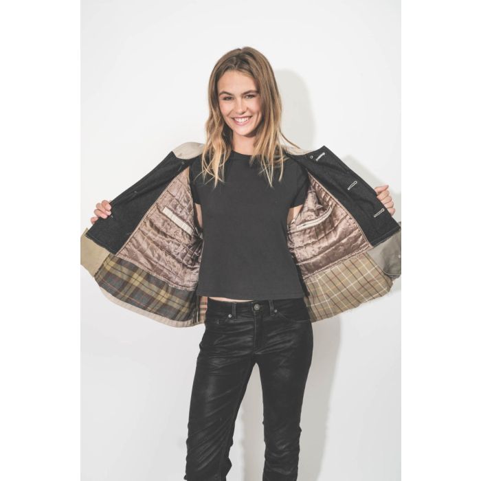 Pièce unique Yekaterina Ivankova, manteau court esprit trench beige. Finitions intérieures.