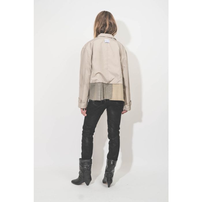 Trench revisité en version courte, confection upcyclée Yekaterina Ivankova porté de dos. 