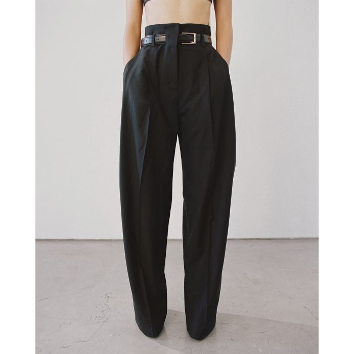 Pantalon large taille haute avec ceinture en cuir Wilhelm Vautrait. Porté face. 