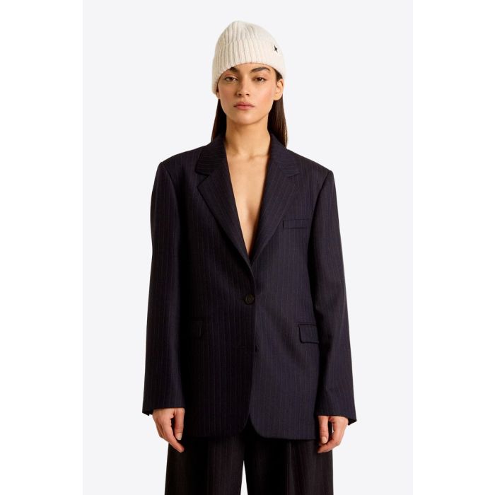 Veste blazer Maia Golden Goose en laine froide bleu nuit à rayures portée de face.