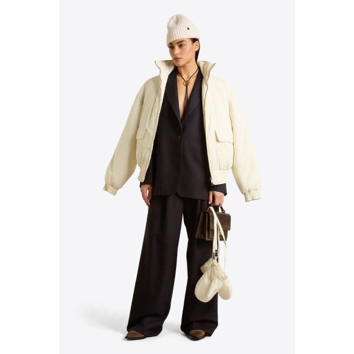 Veste blazer Maia Golden Goose en laine froide bleu nuit à rayures portée avec un blouson sur les épaules.