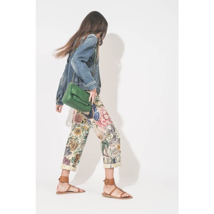 Blouson en jean ajusté en denim bleu Golden Goose. Porté de profil avec un sac en cuir vert.