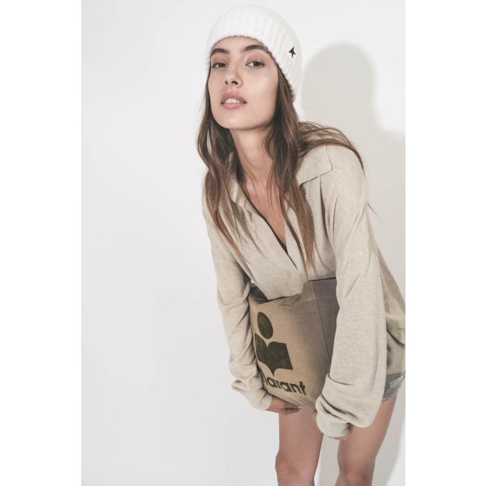Bonnet Beanie Golden Goose en maille écrue avec logo étoile noire. Porté de profil.