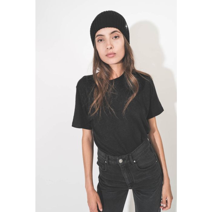 Bonnet en coton noir étoile brodée blanche Beanie Golden Goose. Porté avec un tee-shirt noir.