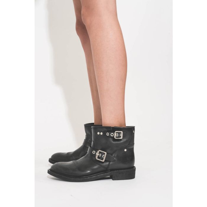 Boots de biker en cuir noir sangle finition argenté Golden Goose Deluxe Brand. Porté de profil.