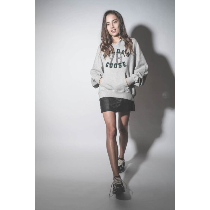 Baskets Running Dad noir et argent 90282 Golden Goose femme. Porté de face.