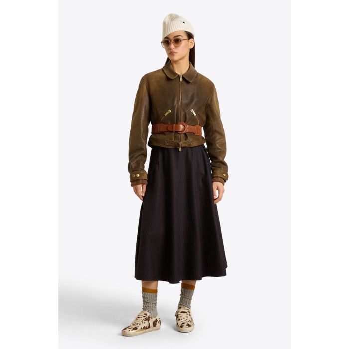 Jupe Midi Circle Golden Goose en laine vierge bleu nuit à rayures portée de face avec un blouson en cuir ceinturé à la taille.