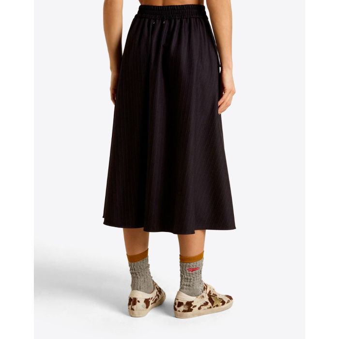 Jupe Midi Circle Golden Goose en laine vierge bleu nuit à rayures portée de dos.