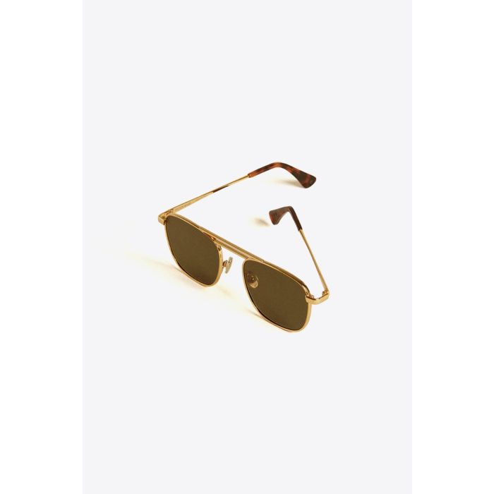 Lunettes de soleil aviateur Roger Golden Goose. Montures dorées, verres verts. Vue de profil.