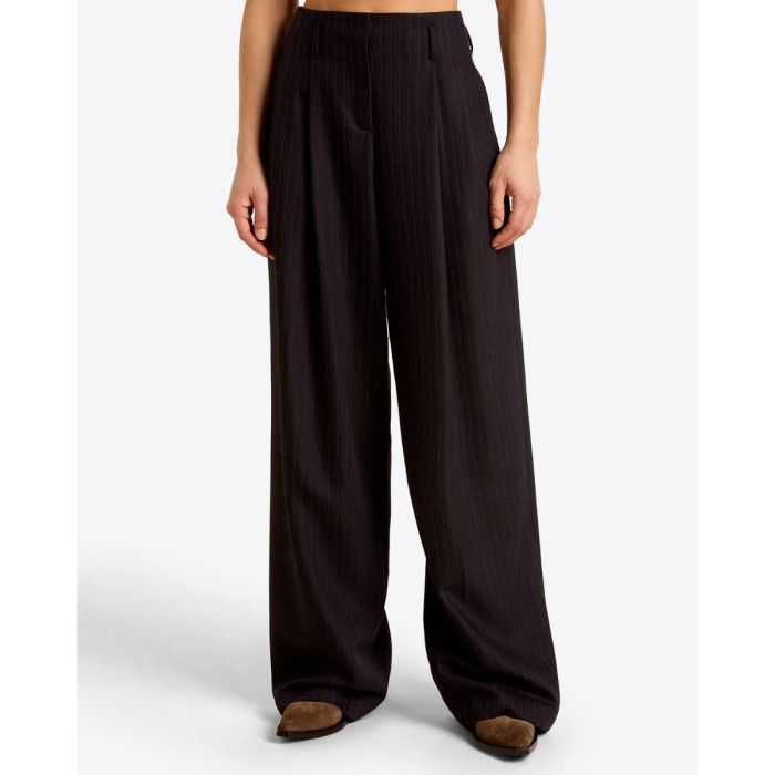 Pantalon Flavia Golden Goose en laine vierge bleu nuit à rayures porté de face.