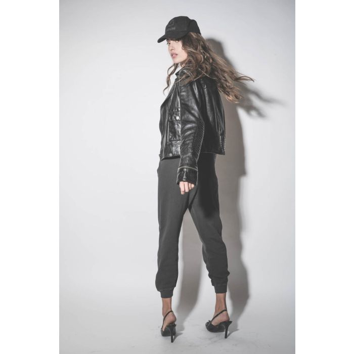 Blouson Perfecto en cuir brillant noir Nevada Golden Goose. Porté de profil.