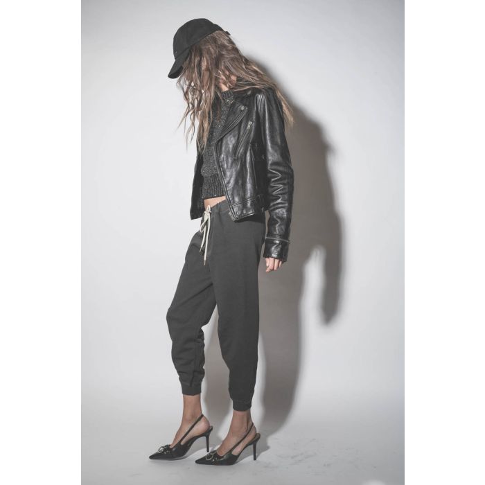 Blouson Perfecto en cuir brillant noir Nevada Golden Goose. Porté avec un bas de jogging noir.
