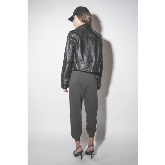 Blouson Perfecto en cuir brillant noir Nevada Golden Goose. Porté de dos.