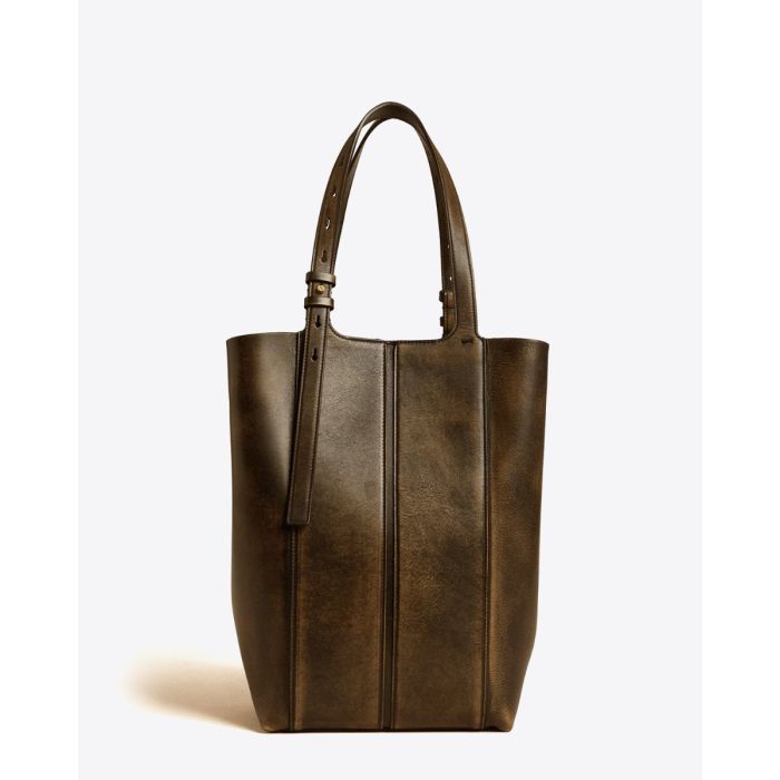 Sac 24/7 nord sud Golden Goose en cuir usé noir bandoulière réglable. Porté main ou épaule. Vue de dos.