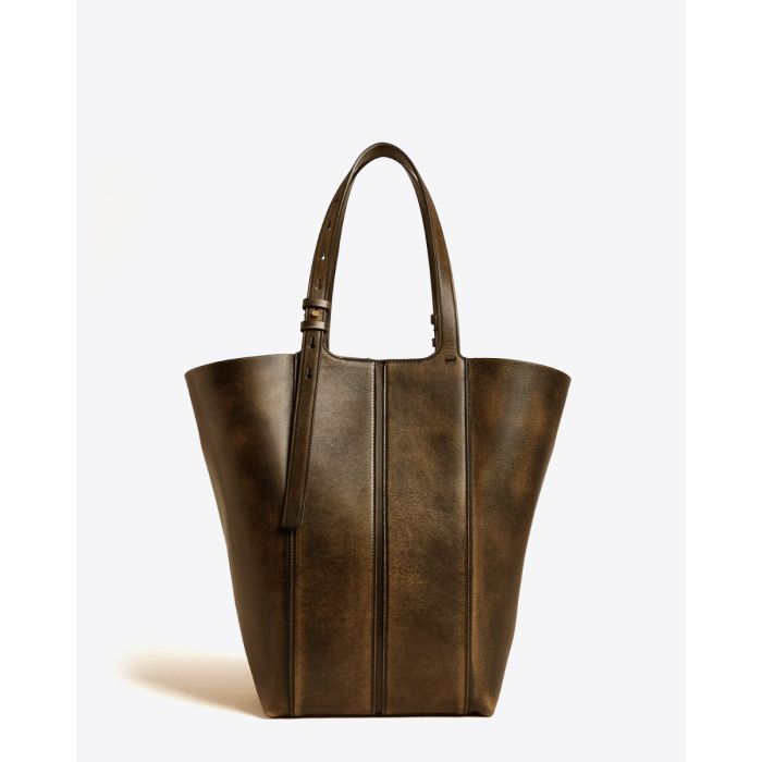 Sac 24/7 nord sud Golden Goose en cuir usé noir bandoulière réglable. Porté main ou épaule. Vue de dos avec les côtés ouverts. 