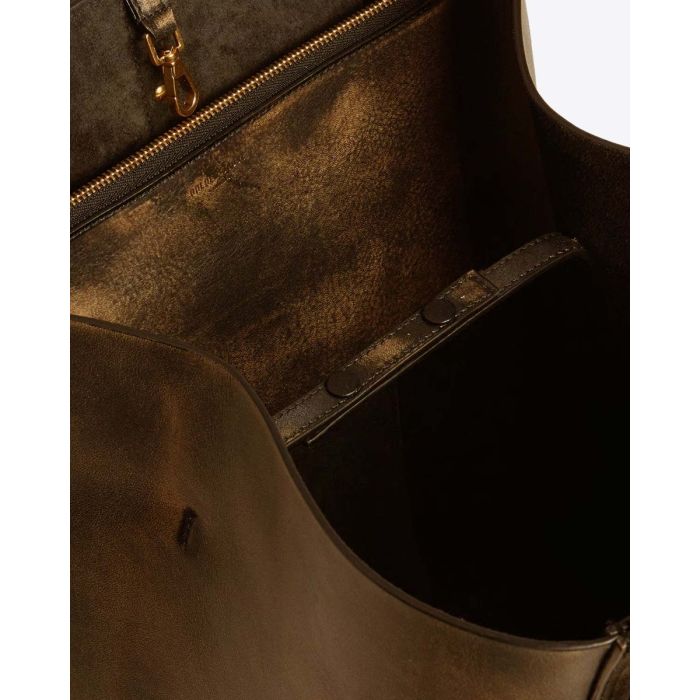 Sac 24/7 nord sud Golden Goose en cuir usé noir bandoulière réglable. Porté main ou épaule. Vue de l'intérieur avec la pochette en cuir amovible et les pattes de réglage et fermeture.