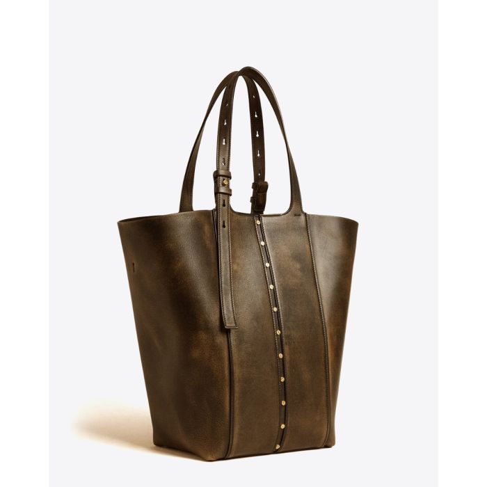 Sac 24/7 nord sud Golden Goose en cuir usé noir bandoulière réglable. Porté main ou épaule. Vue de profil avec les côtés ouverts.