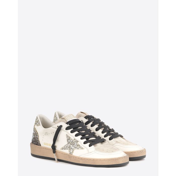 Sneakers en cuir blanc usé languette en cuir suédé écru lacets noirs arrière et étoile à paillettes argentées dégradées Ball Star Golden Goose femme. Face.