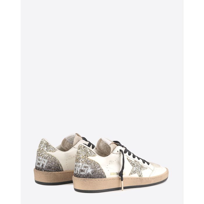Sneakers en cuir blanc usé languette en cuir suédé écru lacets noirs arrière et étoile à paillettes argentées dégradées Ball Star Golden Goose femme. Dos.