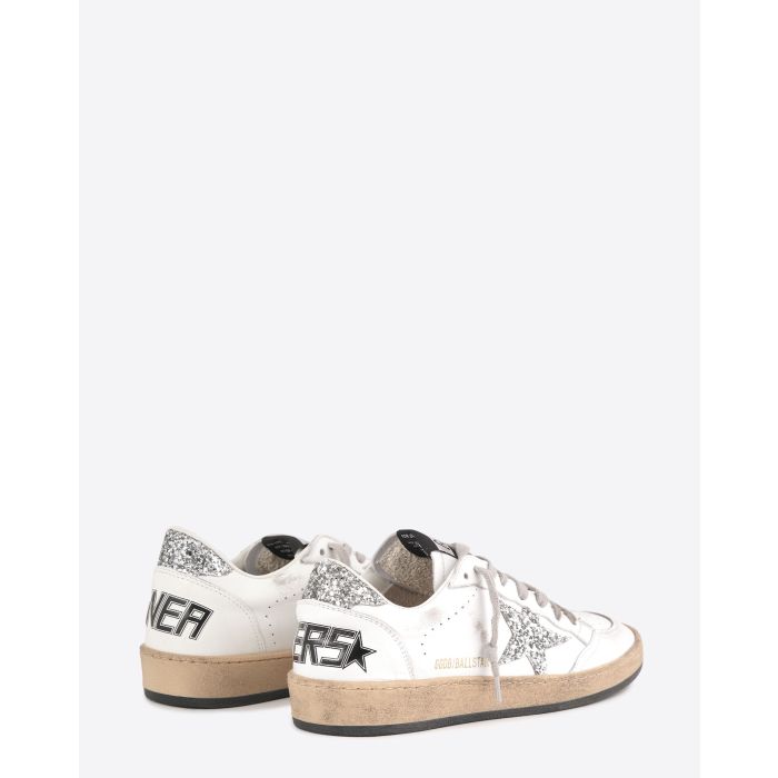 Sneakers en cuir blanc étoile et arrière à paillettes argentées Ball Star Golden Goose femme. Dos. Détail du logo sneakers en lettres noires à l'arrière. 