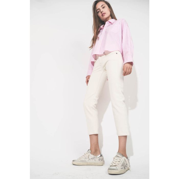Sneakers en cuir blanc Graffiti écritures et dessins noirs arrière en cuir argent Golden Goose femme. Edition limitée. Portées avec un jean Boy Straight écru stretch R13 et une chemise Cropped Shirt à rayures roses et blanches Denimist.