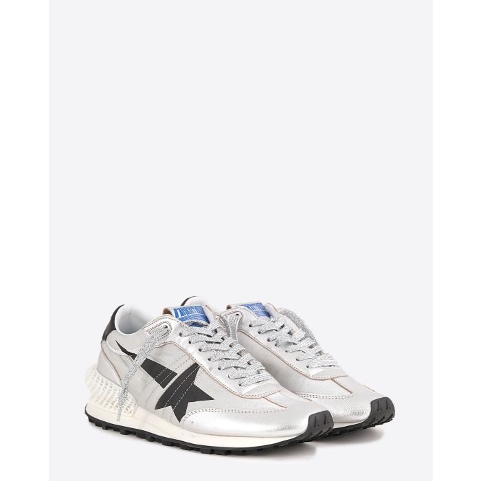 Sneakers en nylon argent renfort en cuir argent étoile filante noire su le côté, arrière en cuir noir Marathon Golden Goose femme. Face.