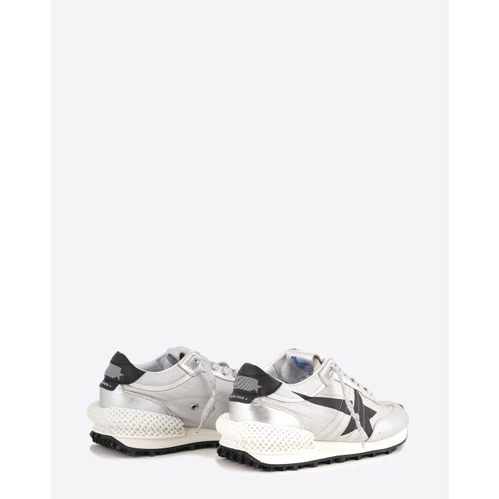 Sneakers en nylon argent renfort en cuir argent étoile filante noire su le côté, arrière en cuir noir Marathon Golden Goose femme. Dos.
