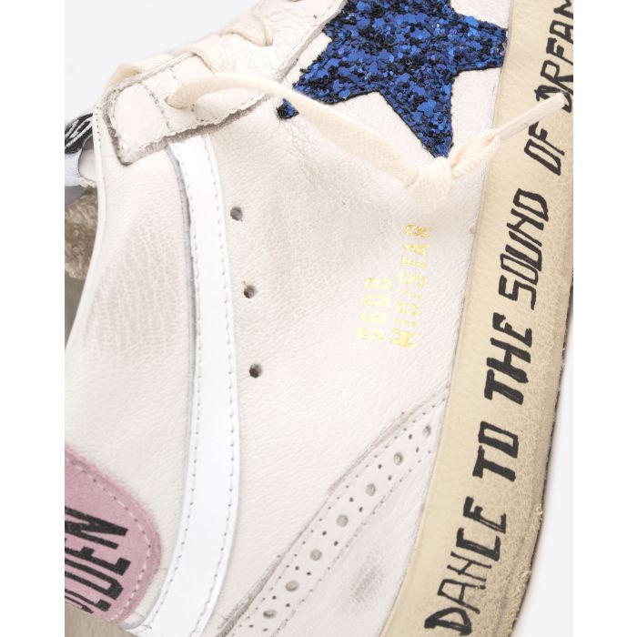 Sneakers Mid Star Golden Goose femme en cuir blanc étoile à paillettes bleues arrière rose. Détail de l'étoile bleue. 