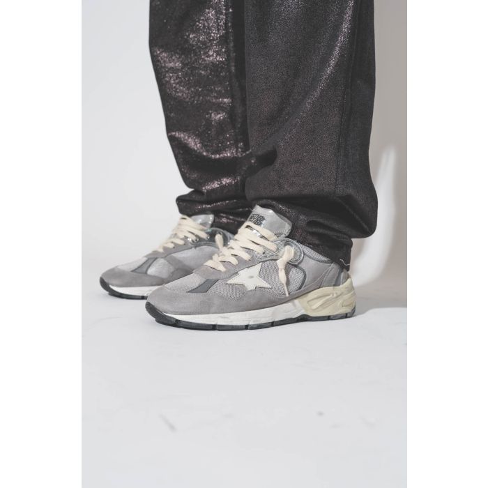 Sneakers Running Dad grise étoile blanche 60379 Golden Goose Femme. Porté de profil.