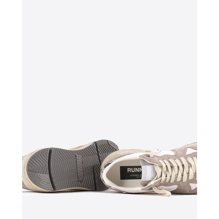 Sneakers running Sole Golden Goose femme blanche et beige étoile filante en cuir blanc et contrefort en cuir effet python taupe. Détail dessous de la semelle.
