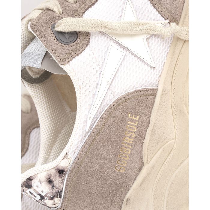 Sneakers running Sole Golden Goose femme blanche et beige étoile filante en cuir blanc et contrefort en cuir effet python taupe. Détail de matière. 