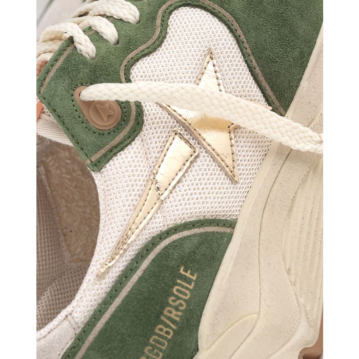 Sneakers running Sole Golden Goose femme résille crème et cuir suédé vert étoile en cuir lamé doré. Détail Matière. 