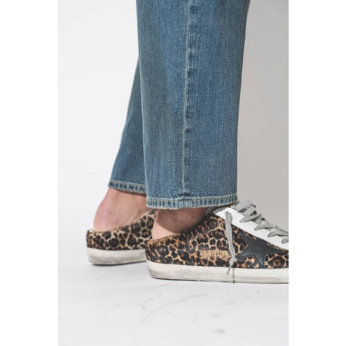 Sneakers sabot en cuir pony léopard Superstar Golden Goose Femme. Porté avec un jean bleu.