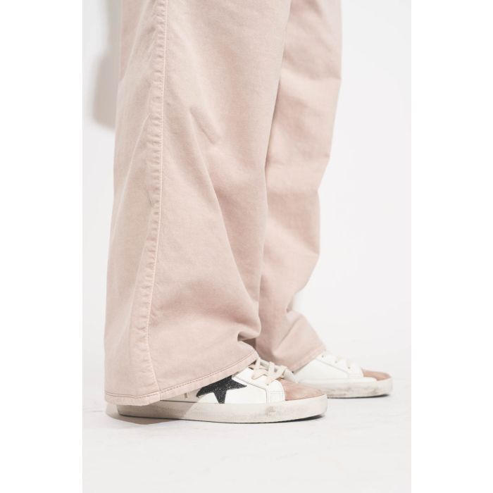 Sneakers en cuir blanc étoile à paillettes bleu foncé languette en cuir suédé Milk rose Superstar 12170 Golden Goose. Porté avec un jean large à pinces en toile rose poudré Candy Twill 45 Skin Haikure. 