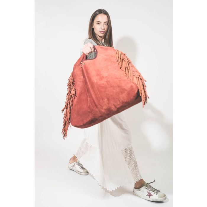 Sneakers Super Star sabot en cuir blanc étoile paillettes rose Golden Goose. porté avec un sweat-shirt gris chiné College The Great et une jupe longue en coton blanc nid d'abeille Canary The Great. Sac à franges Paco Terracotta Jérôme Dreyfuss.
